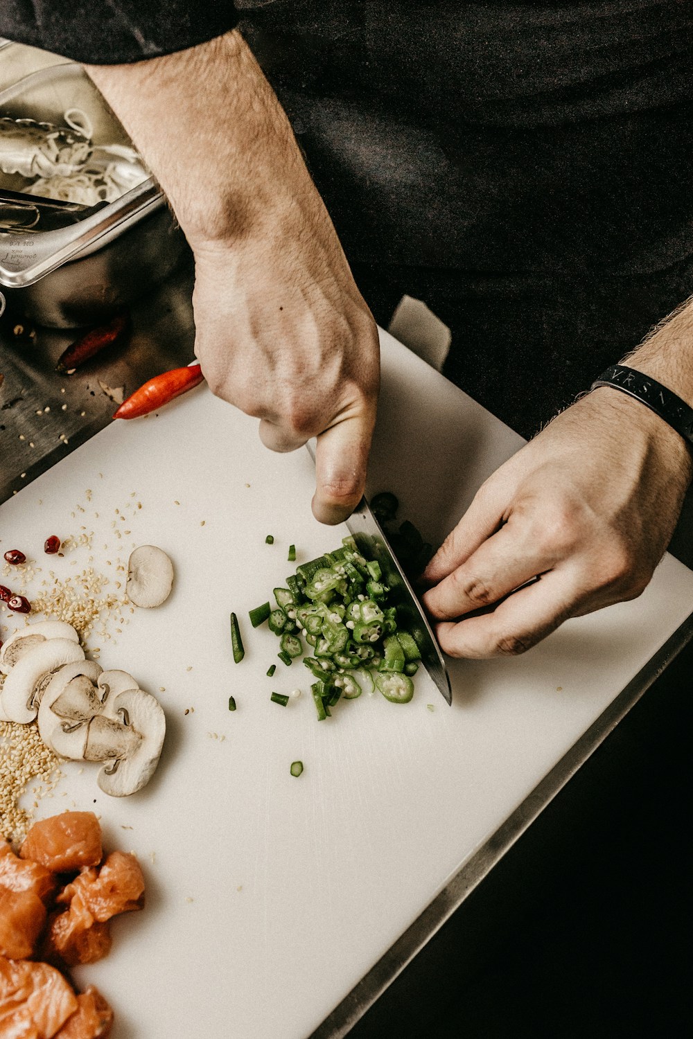 Medewerkers aan het werk in een professionele keuken